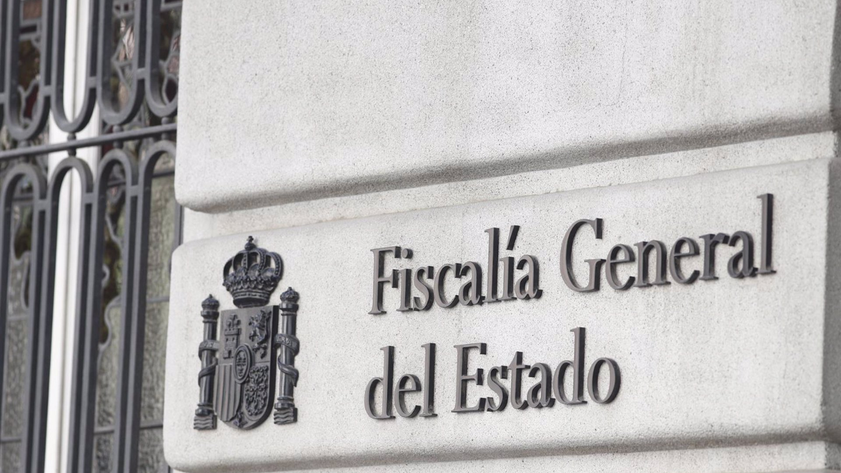 Cartel en la fachada del edificio de la Fiscalía General del Estado, en Madrid. - Eduardo Parra - Europa Press ayuso y fiscal