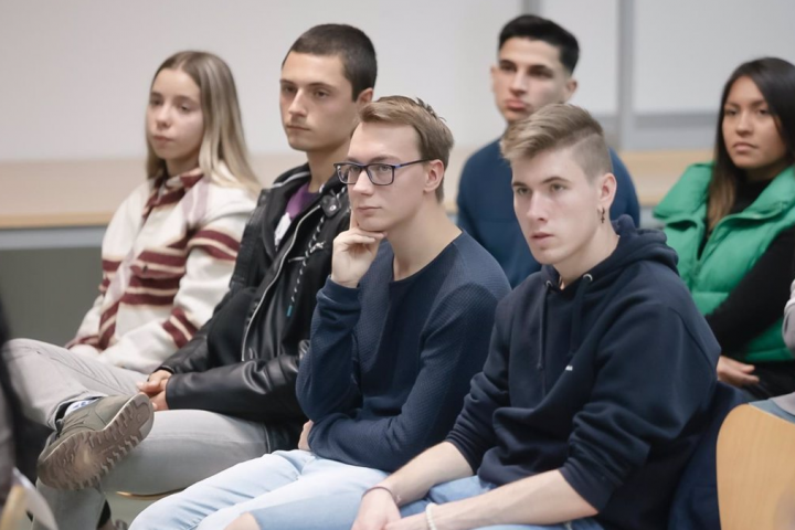 Un grupo de jóvenes durante una charla sobre empleo | Fuente: Eduardo Parra / Europa Press