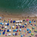 Numerosas personas disfrutan de un día de playa en la Costa Brava, a 30 de julio de 2023, en Tossa de Mar, Girona, Cataluña (España). - Lorena Sopêna - Europa Press