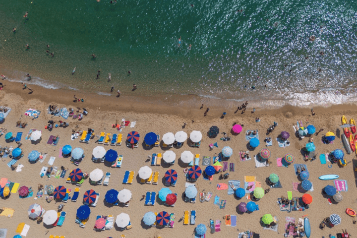 Numerosas personas disfrutan de un día de playa en la Costa Brava, a 30 de julio de 2023, en Tossa de Mar, Girona, Cataluña (España). - Lorena Sopêna - Europa Press