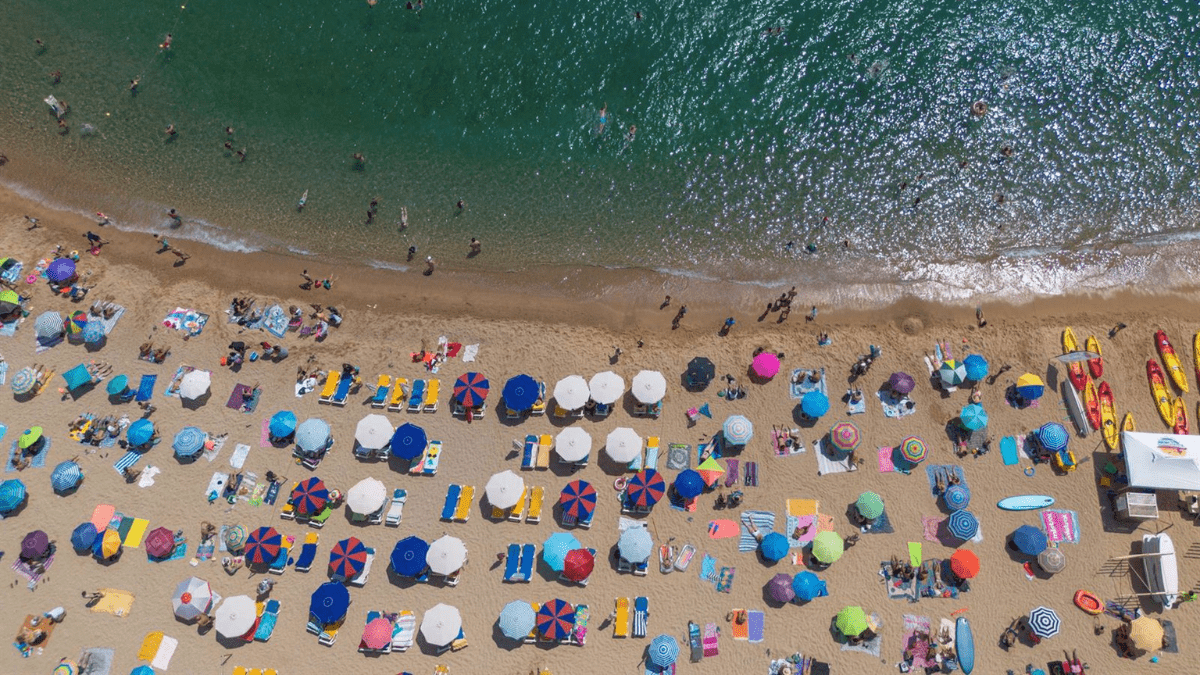 Numerosas personas disfrutan de un día de playa en la Costa Brava, a 30 de julio de 2023, en Tossa de Mar, Girona, Cataluña (España). - Lorena Sopêna - Europa Press