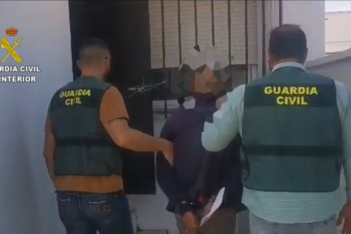 La Guardia Civil detiene a cinco supuestos miembros de una banda acusados de 45 robos por alunizaje en Huelva robo alunizaje