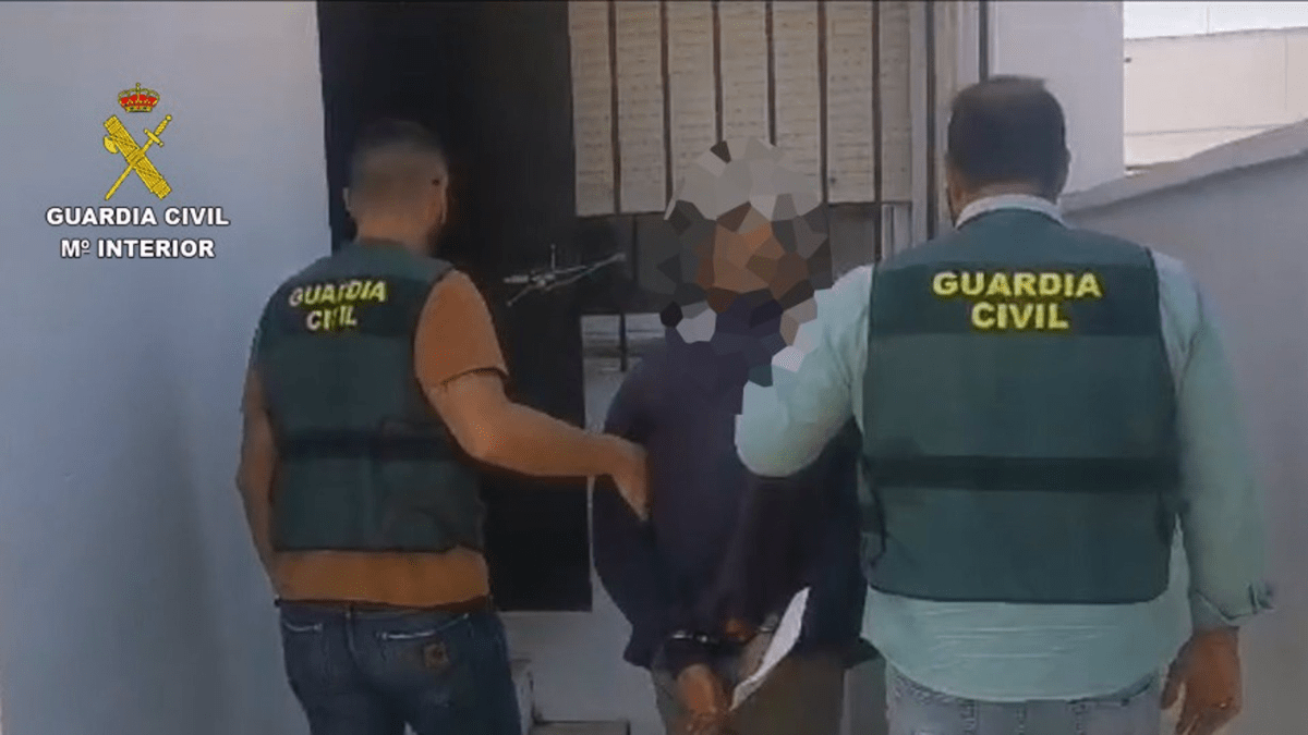 La Guardia Civil detiene a cinco supuestos miembros de una banda acusados de 45 robos por alunizaje en Huelva robo alunizaje