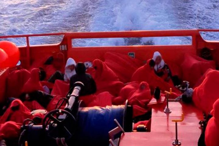 Rescatados más de cien inmigrantes en aguas de las Canarias