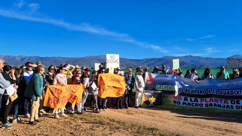 Abrazados contra las macrogranjas en La Calahorra