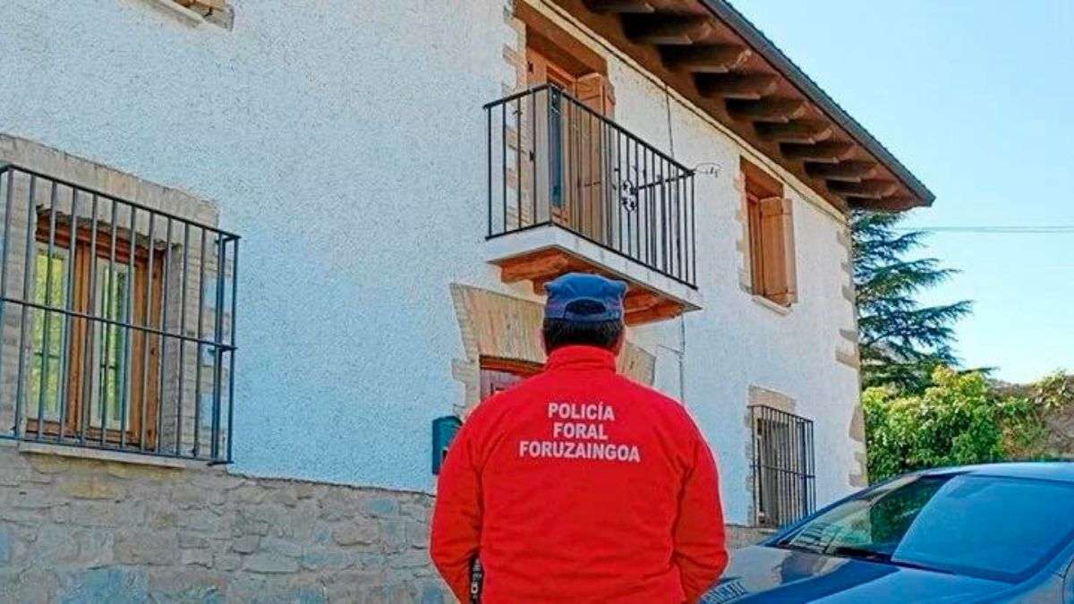 Un agente de la Policía Foral ante la vivienda en la que se registraron los hechos. | Fuente: Policía Foral