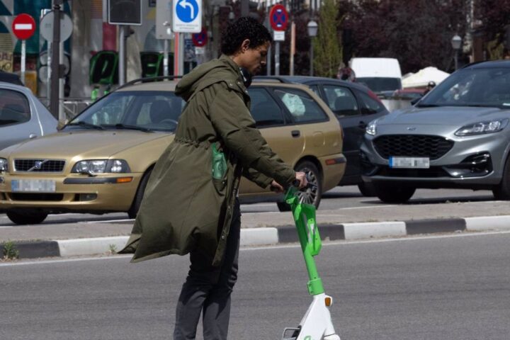 Hombre en patinete | Fuente: EP