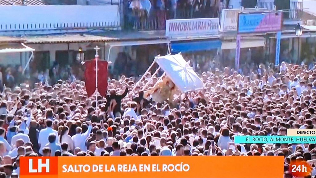 La Virgen del Rocío recorre ya su aldea