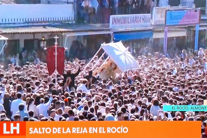 La Virgen del Rocío recorre ya su aldea