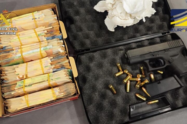 Fajos de billetes y una pistola | Fuente: GC
