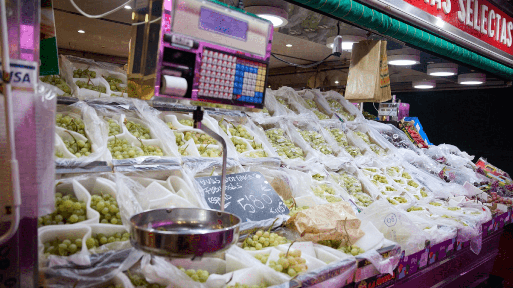 Racimos de uvas en un expositor de una frutería en un mercado | EP