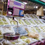 Racimos de uvas en un expositor de una frutería en un mercado | EP