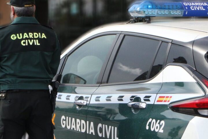 Agente y vehículo de la Guardia Civil. | Fuente: EP