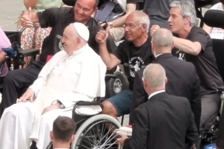 800 kilómetros en sillas de ruedas para pedir ayuda al Papa