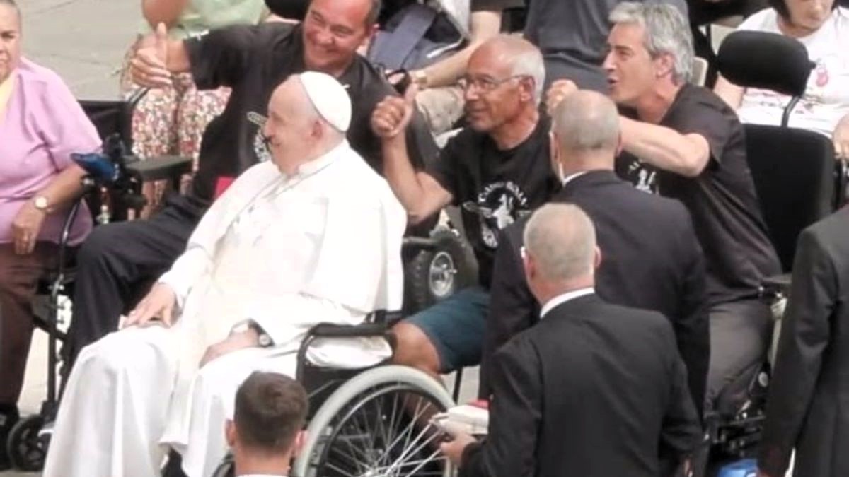 800 kilómetros en sillas de ruedas para pedir ayuda al Papa