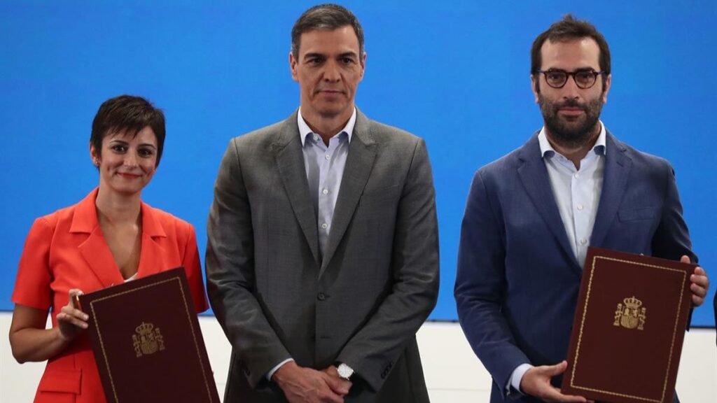 Pedro Sánchez junto a la ministra de la vivienda y el ministro de economía | Fuente: Gobierno de España