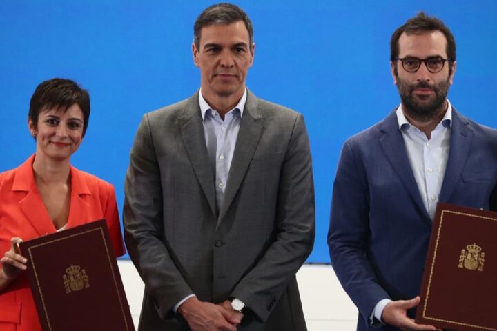 Pedro Sánchez junto a la ministra de la vivienda y el ministro de economía | Fuente: Gobierno de España