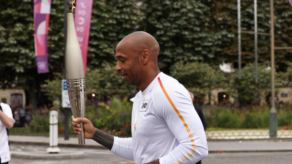 El futbolista Thierry Henry lleva la antorcha olímpica por las calles de París (Francia) | EP