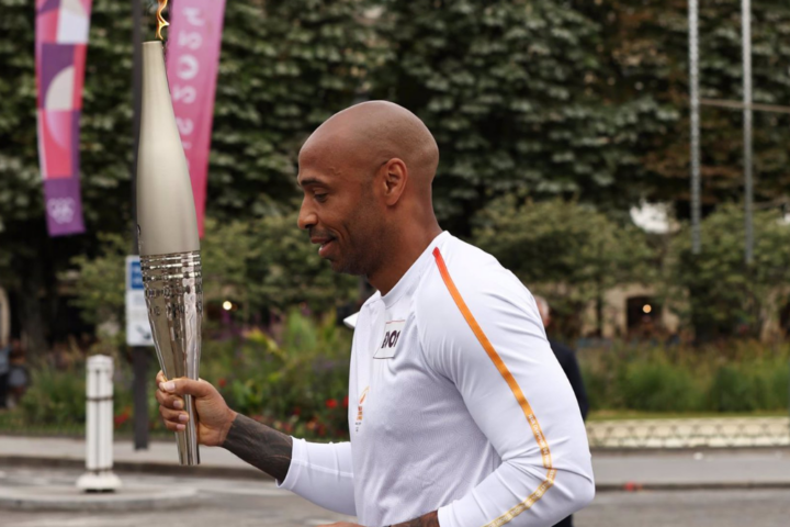 El futbolista Thierry Henry lleva la antorcha olímpica por las calles de París (Francia) | EP