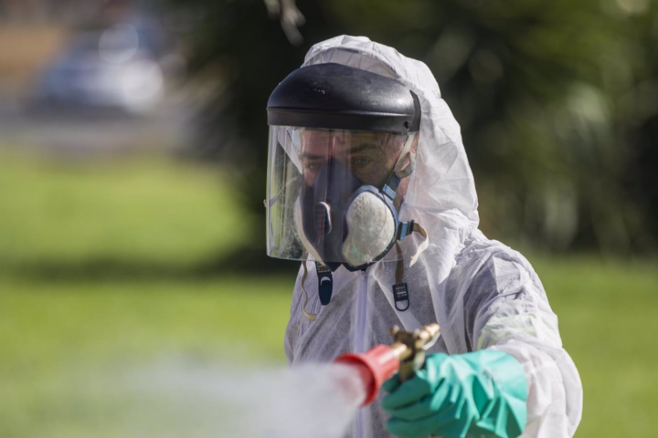 Un trabajador durante las labores de fumigación contra los mosquitos causantes del virus del Nilo en Coria | EP