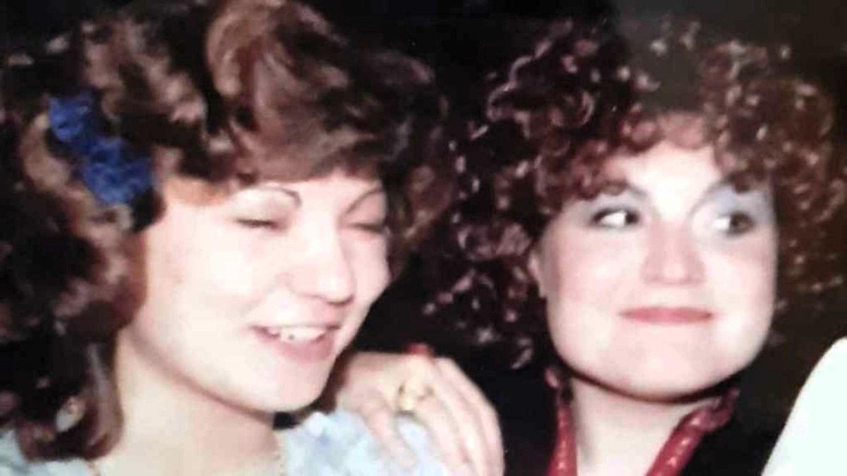 Josefa, a la izquierda, con su hermana Carmen, cuando eran adolescentes.