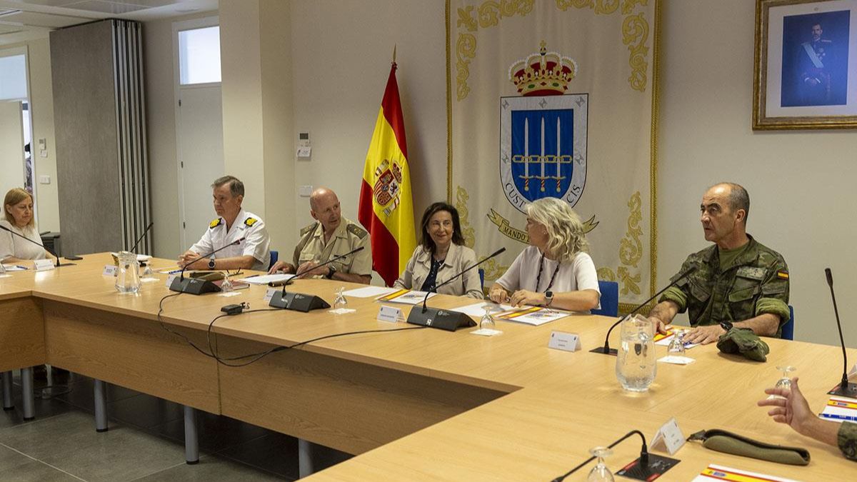 Robles con los militares | Fuente: Gobierno de España