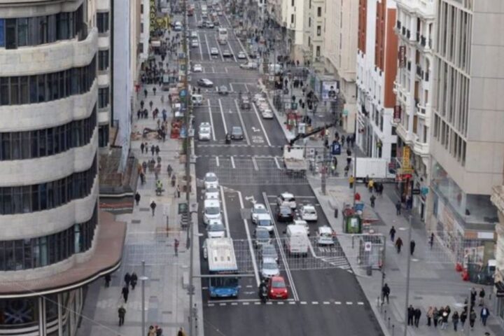 Gente en la Gran Vía | Fuente: Europa Press