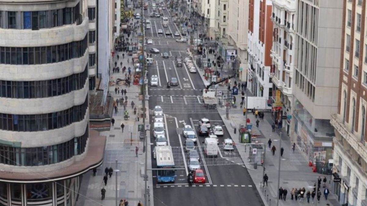 Gente en la Gran Vía | Fuente: Europa Press