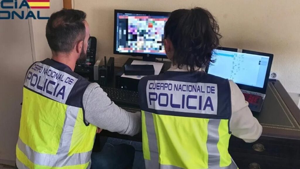 Policías frente al ordenador | Fuente: PN