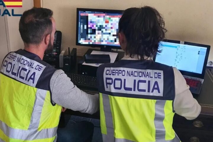 Policías frente al ordenador | Fuente: PN