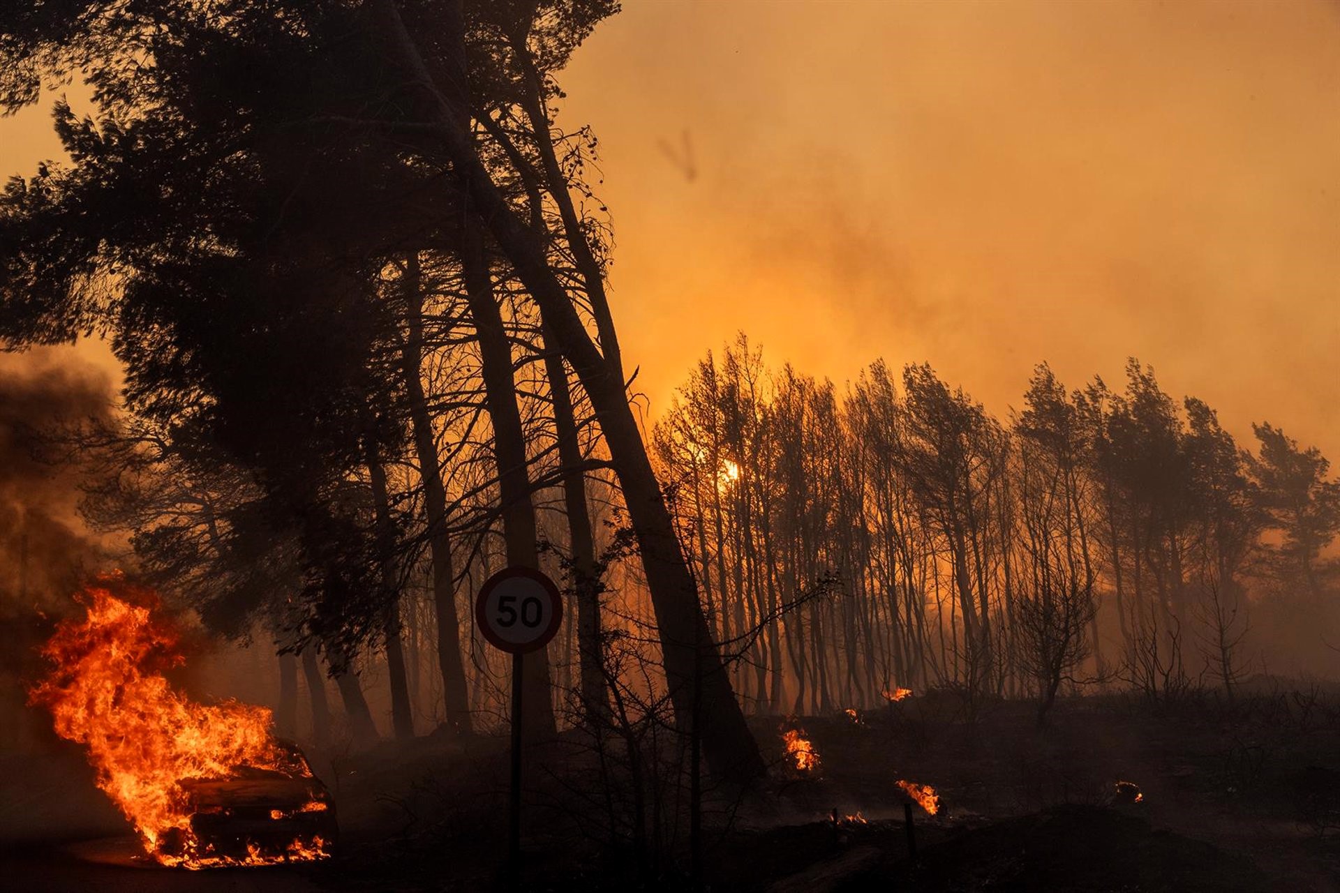 Los incendios cercan Atenas y obligan a evacuar pueblos