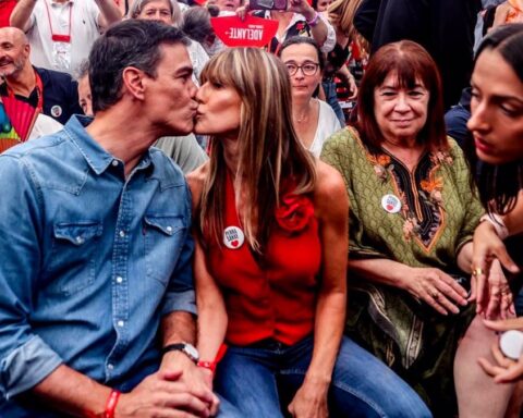 Villarejo informó de que en las saunas gay de la familia de Sánchez se grabó a dos ministros de Zapatero