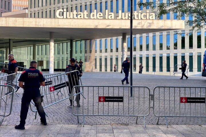 Ridículo espantoso policial y político por la entrada en libertad del político independentista, que ofreció un mitin en Barcelona, y volvió a desaparecer sin dejar rastro