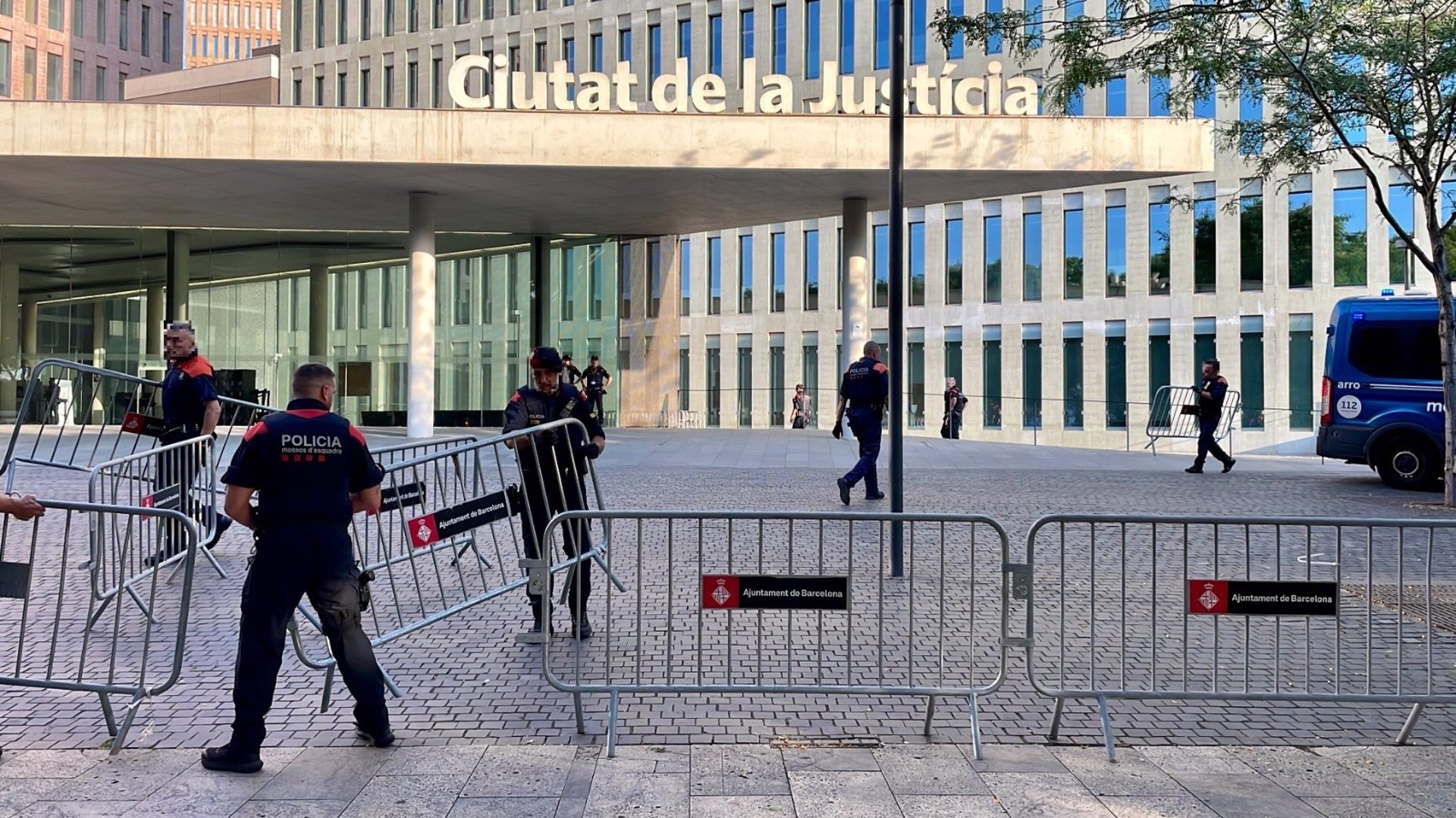 Ridículo espantoso policial y político por la entrada en libertad del político independentista, que ofreció un mitin en Barcelona, y volvió a desaparecer sin dejar rastro