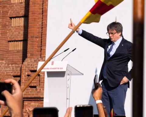 Puigdemont: Sánchez calla cuatro días después de la fuga
