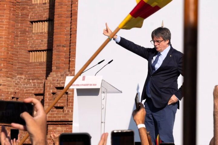 Puigdemont: Sánchez calla cuatro días después de la fuga