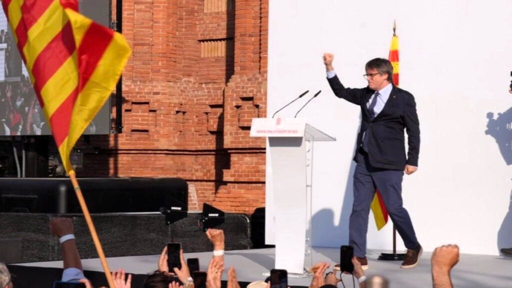 Puigdemont se pasea en libertad tras regresar a España