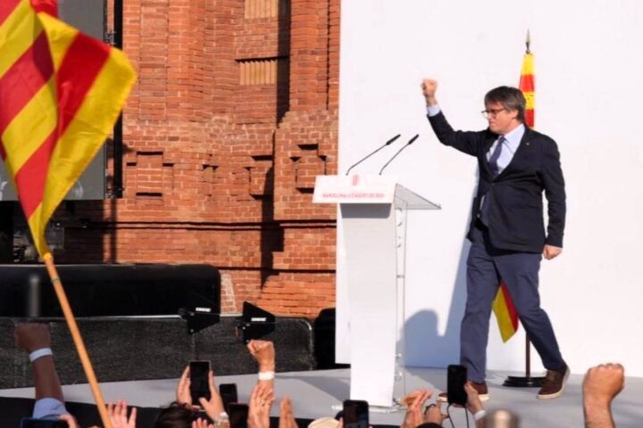 Puigdemont se pasea en libertad tras regresar a España