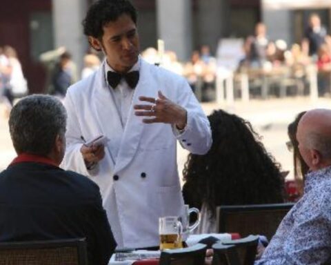 Trabajador de la hostelería ! Fuente: Gobierno de España