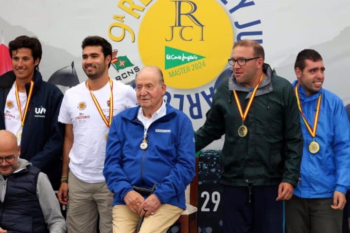 El rey emérito, medalla de oro de la vela gallega