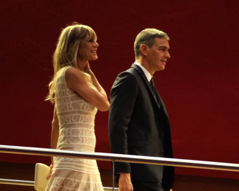 Sánchez acusa a su antigua mano derecha de esparcir bulos contra él y su esposa pero no se querellará