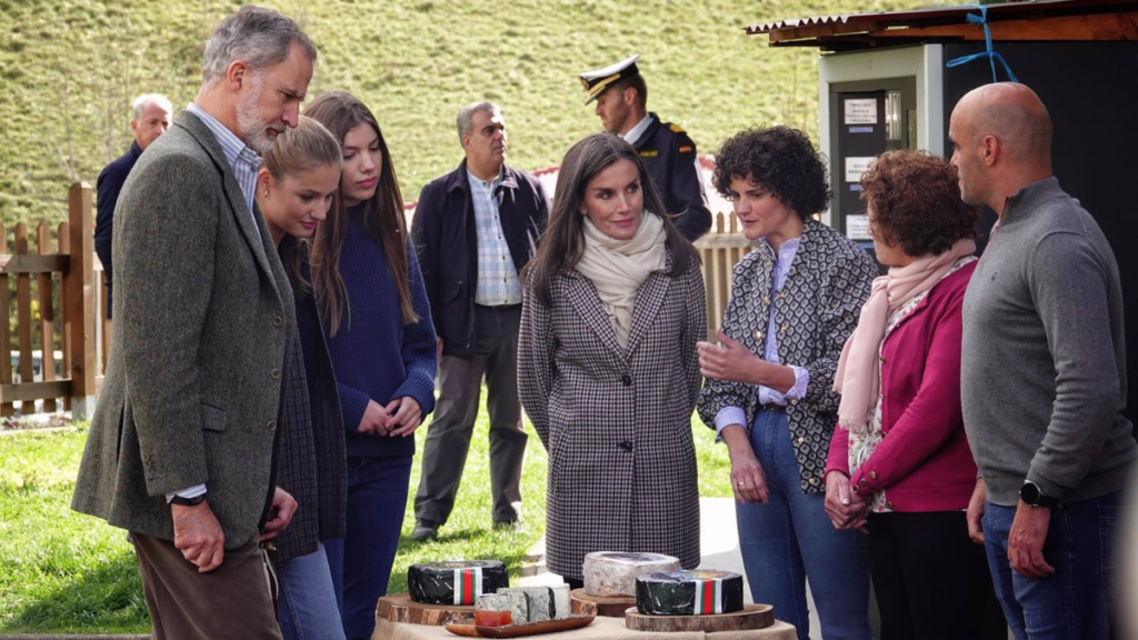 Los Reyes, la princesa Leonor y la Infanta Sofía observan un puesto de quesos tras el acto de entrega del premio al ‘Pueblo Ejemplar de Asturias 2024, a 26 de octubre de 2024, en Sotres, Cabrales, Asturias (España)