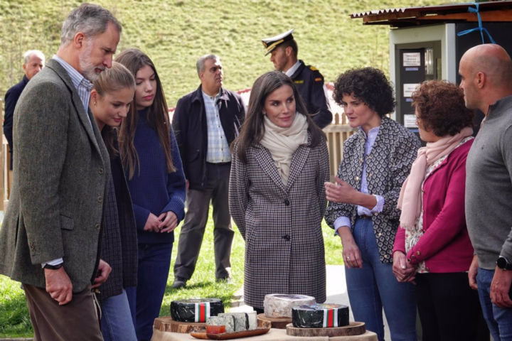 Los Reyes, la princesa Leonor y la Infanta Sofía observan un puesto de quesos tras el acto de entrega del premio al ‘Pueblo Ejemplar de Asturias 2024, a 26 de octubre de 2024, en Sotres, Cabrales, Asturias (España)