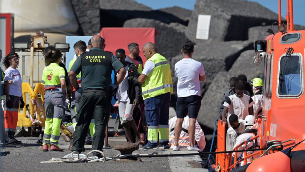 Los Servicios de Emergencias reciben a varios migrantes en la isla de El Hierro, Canarias | Fuente: Europa Press