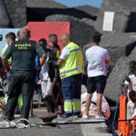 Los Servicios de Emergencias reciben a varios migrantes en la isla de El Hierro, Canarias | Fuente: Europa Press