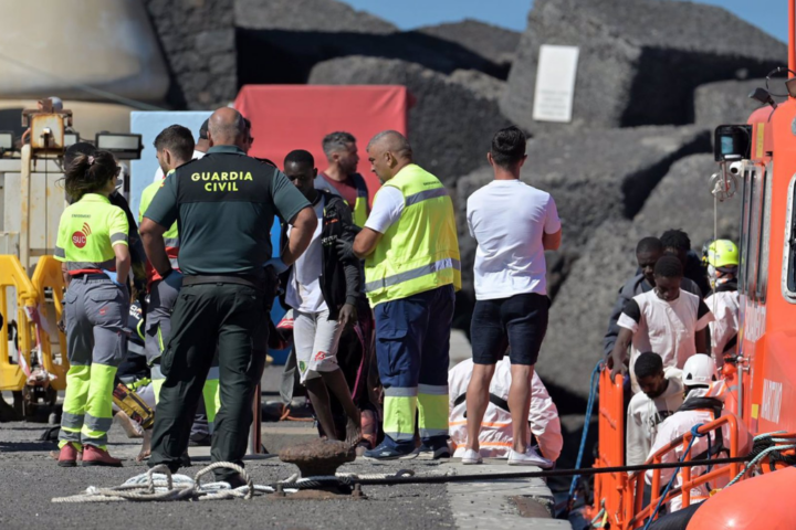 Los Servicios de Emergencias reciben a varios migrantes en la isla de El Hierro, Canarias | Fuente: Europa Press