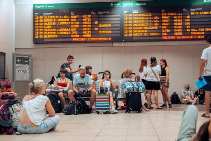 Renfe espera ir normalizando la situación ferroviaria a lo largo de este lujnes