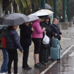 Varias personas se refugian ante las lluvias que ha dejado la DANA en Andalucía