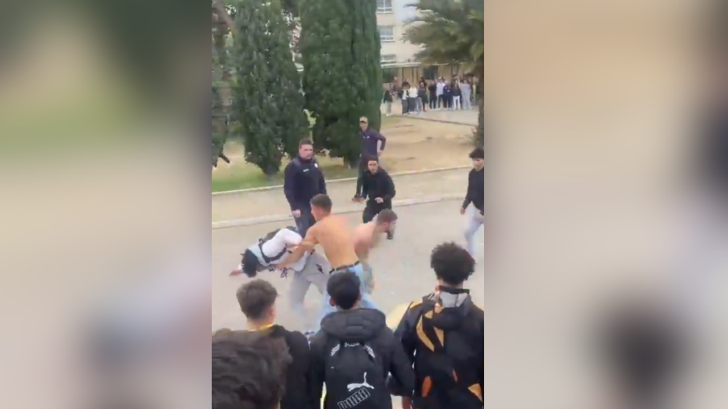 Un fragmento de la pelea captado por estudiantes | Aliança Catalana