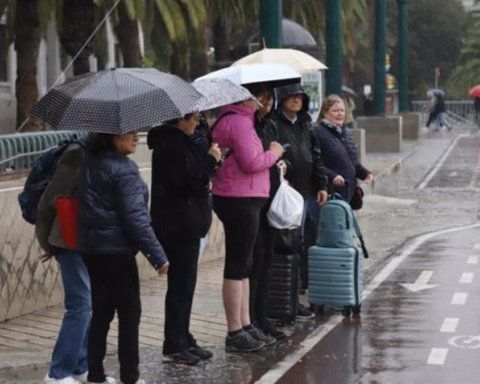 Varias personas se refugian ante las lluvias que ha dejado la DANA en Andalucía